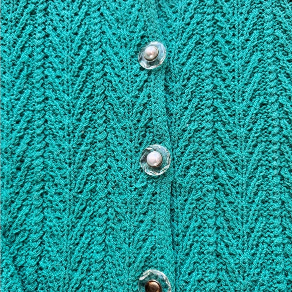 💚✨ Cozy & Chic! ✨With one pearl missing - Picture 4 of 9